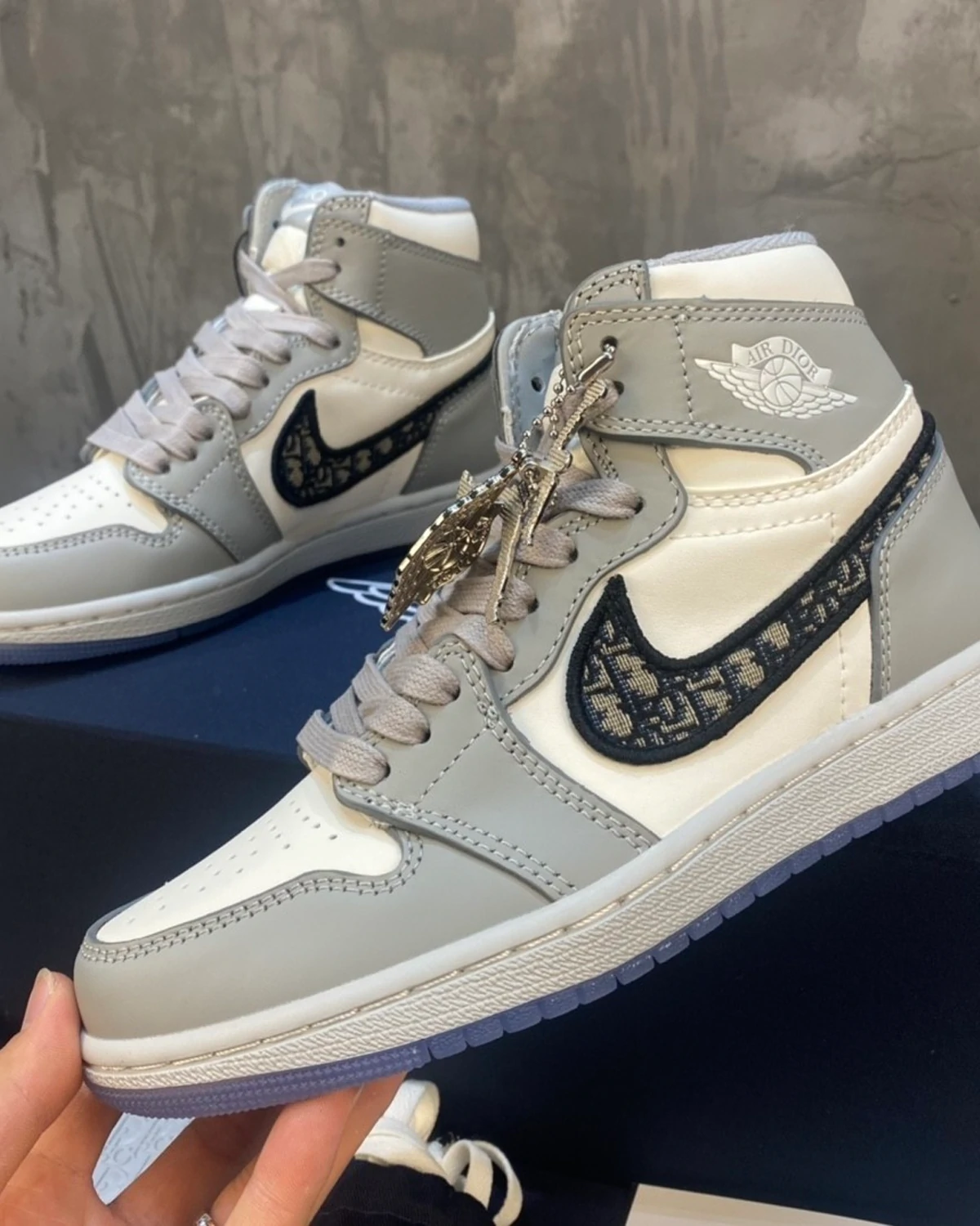 air-jordan-1-retro-high-dior-sneakers (2) Kivne Air Jordan 1 Retro High x Dior Sneakers