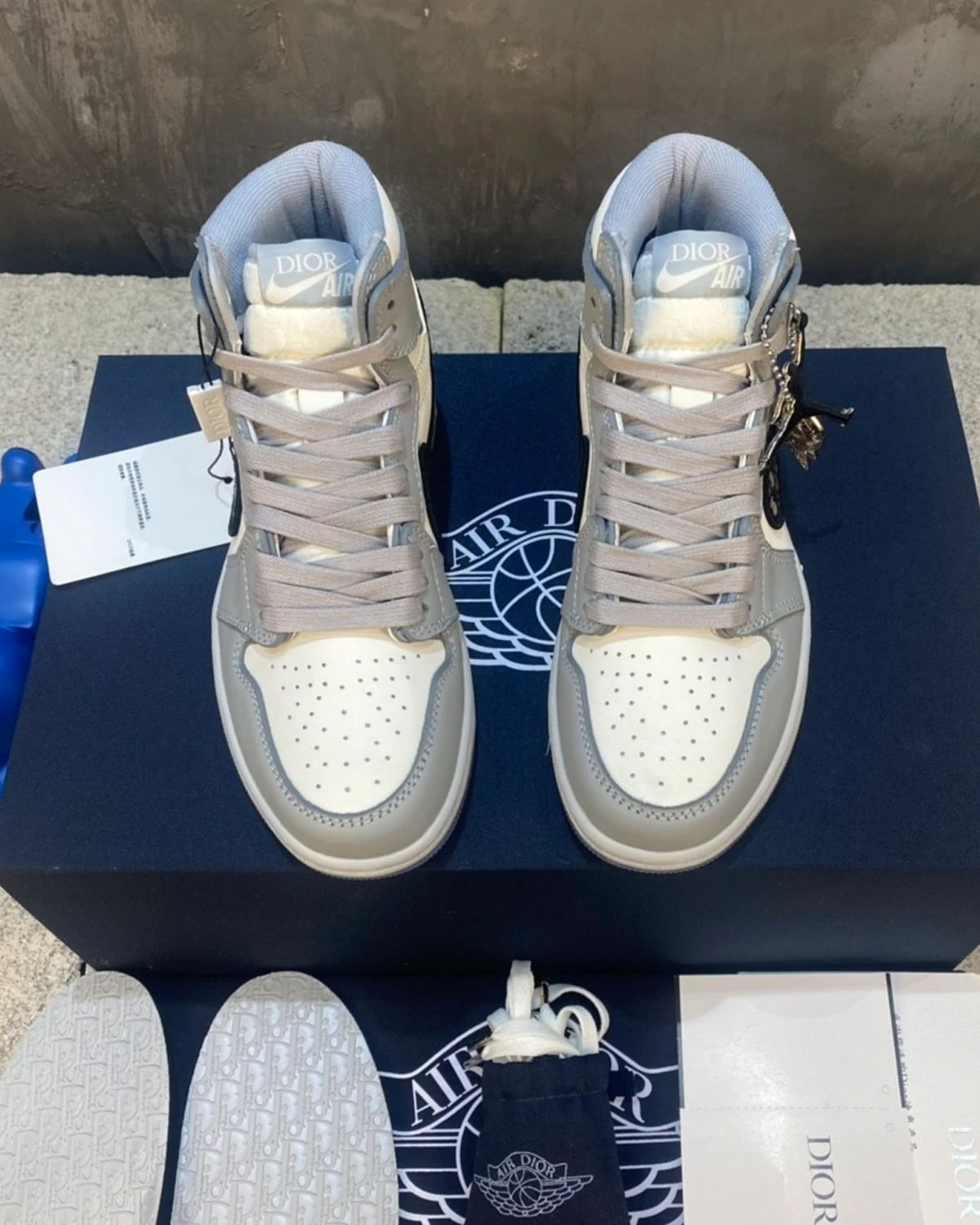 air-jordan-1-retro-high-dior-sneakers (3) Kivne Air Jordan 1 Retro High x Dior Sneakers