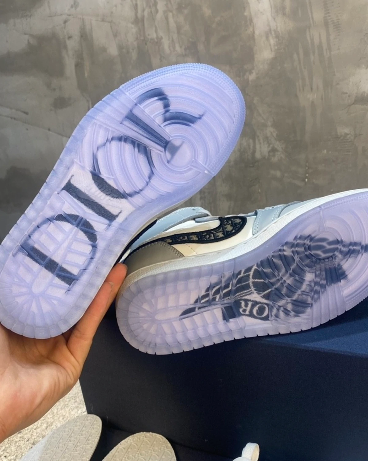 air-jordan-1-retro-high-dior-sneakers (4) Kivne Air Jordan 1 Retro High x Dior Sneakers