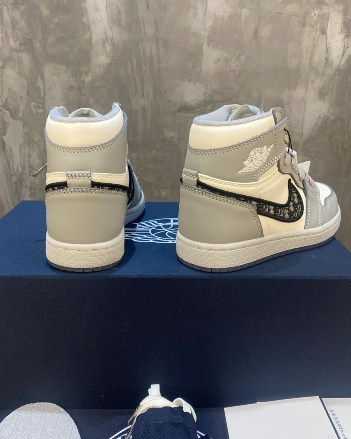 air-jordan-1-retro-high-dior-sneakers (5) Kivne Air Jordan 1 Retro High x Dior Sneakers