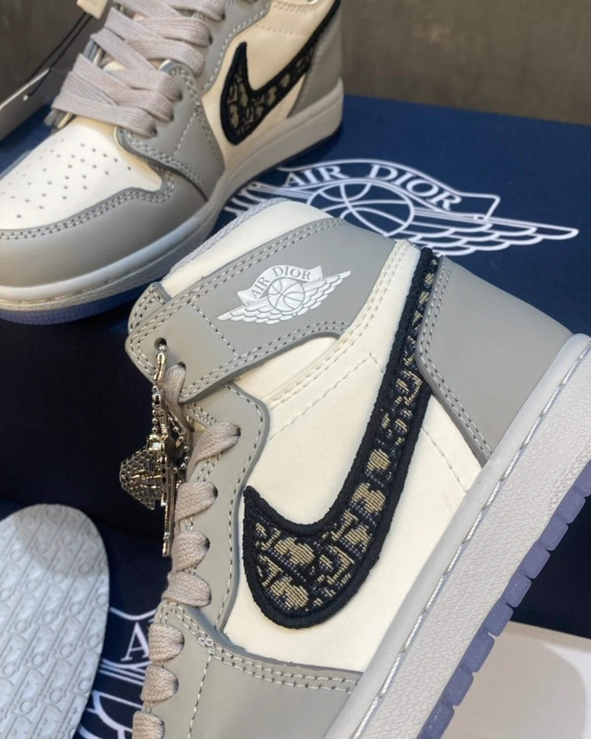 air-jordan-1-retro-high-dior-sneakers (7) Kivne Air Jordan 1 Retro High x Dior Sneakers