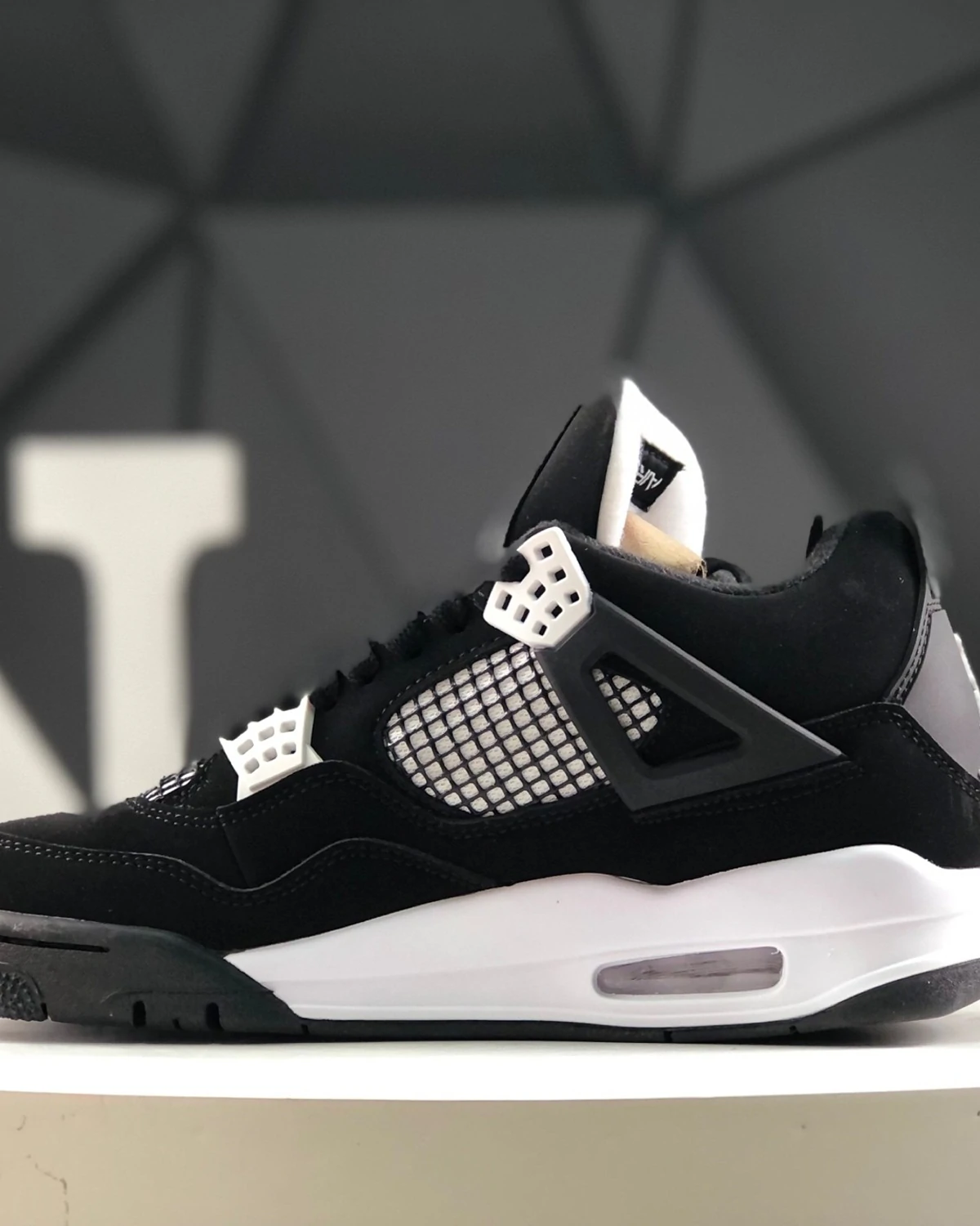jordan-4-retro-white-thunder-sneakers (3) Kivne Jordan 4 Retro ‘White Thunder’