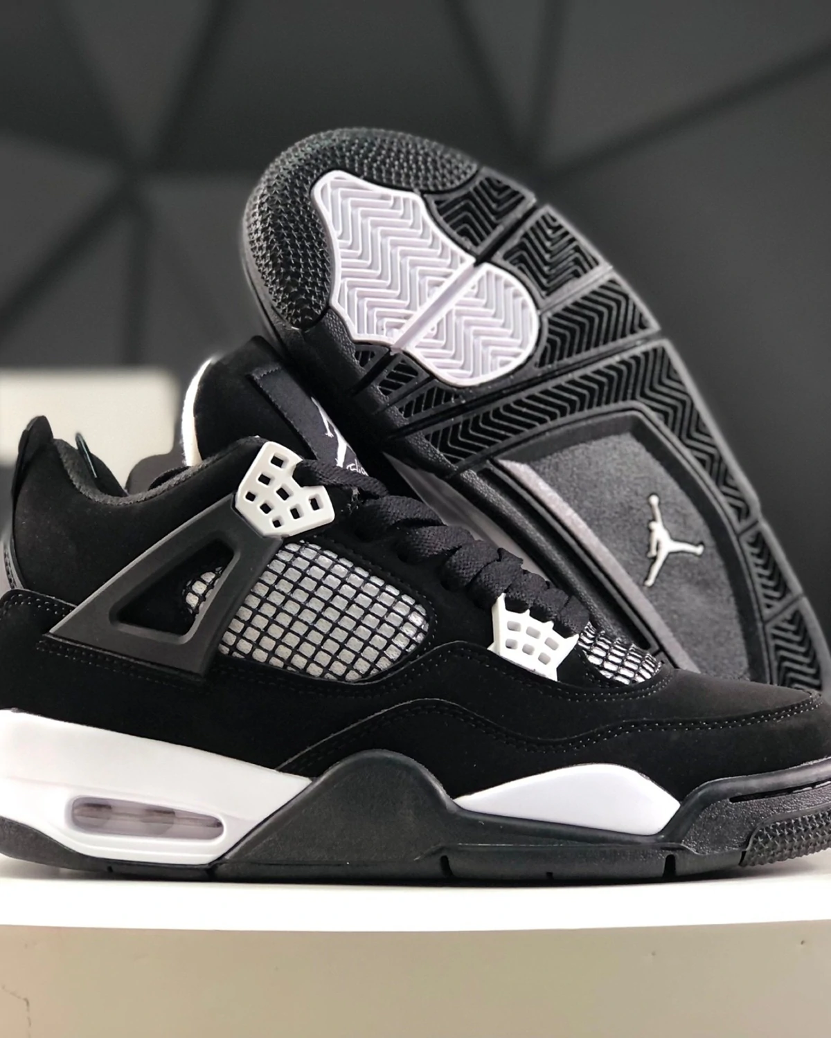 jordan-4-retro-white-thunder-sneakers (4) Kivne Jordan 4 Retro ‘White Thunder’