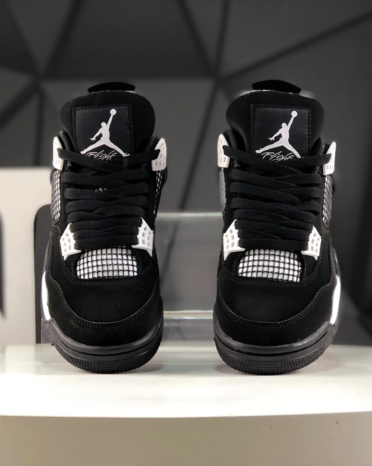 jordan-4-retro-white-thunder-sneakers (5) Kivne Jordan 4 Retro ‘White Thunder’