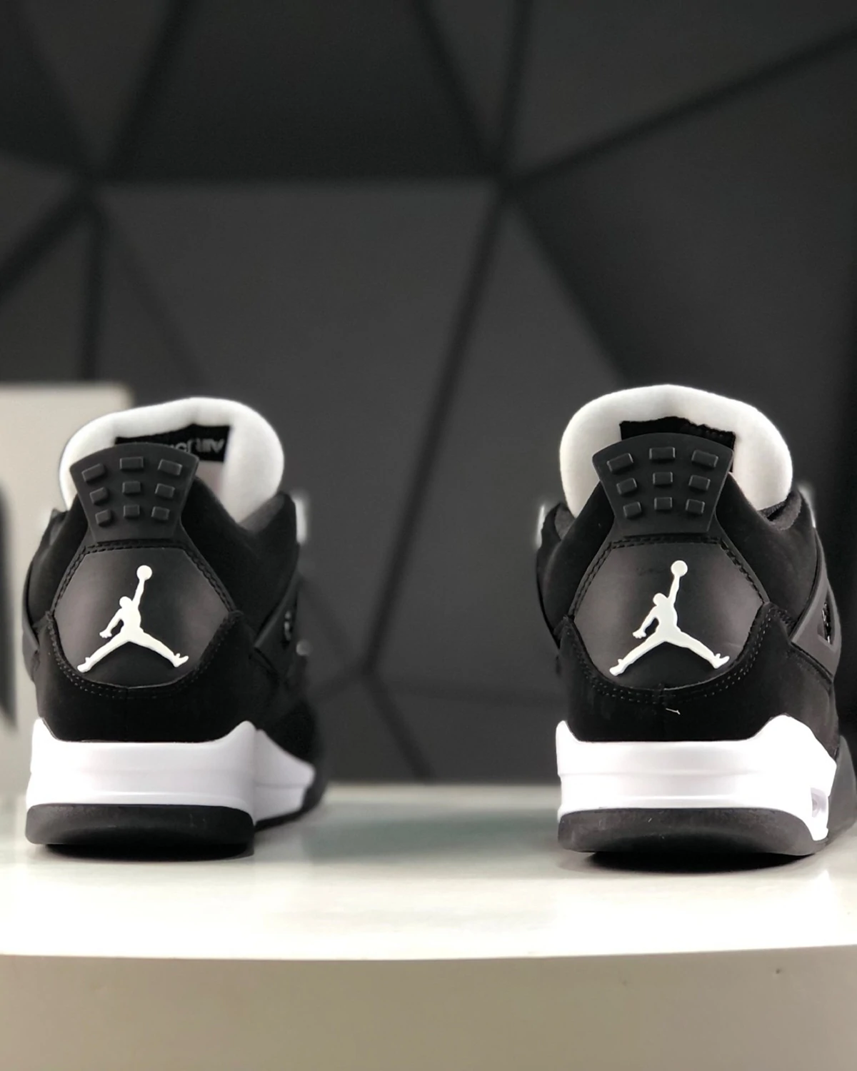 jordan-4-retro-white-thunder-sneakers (7) Kivne Jordan 4 Retro ‘White Thunder’