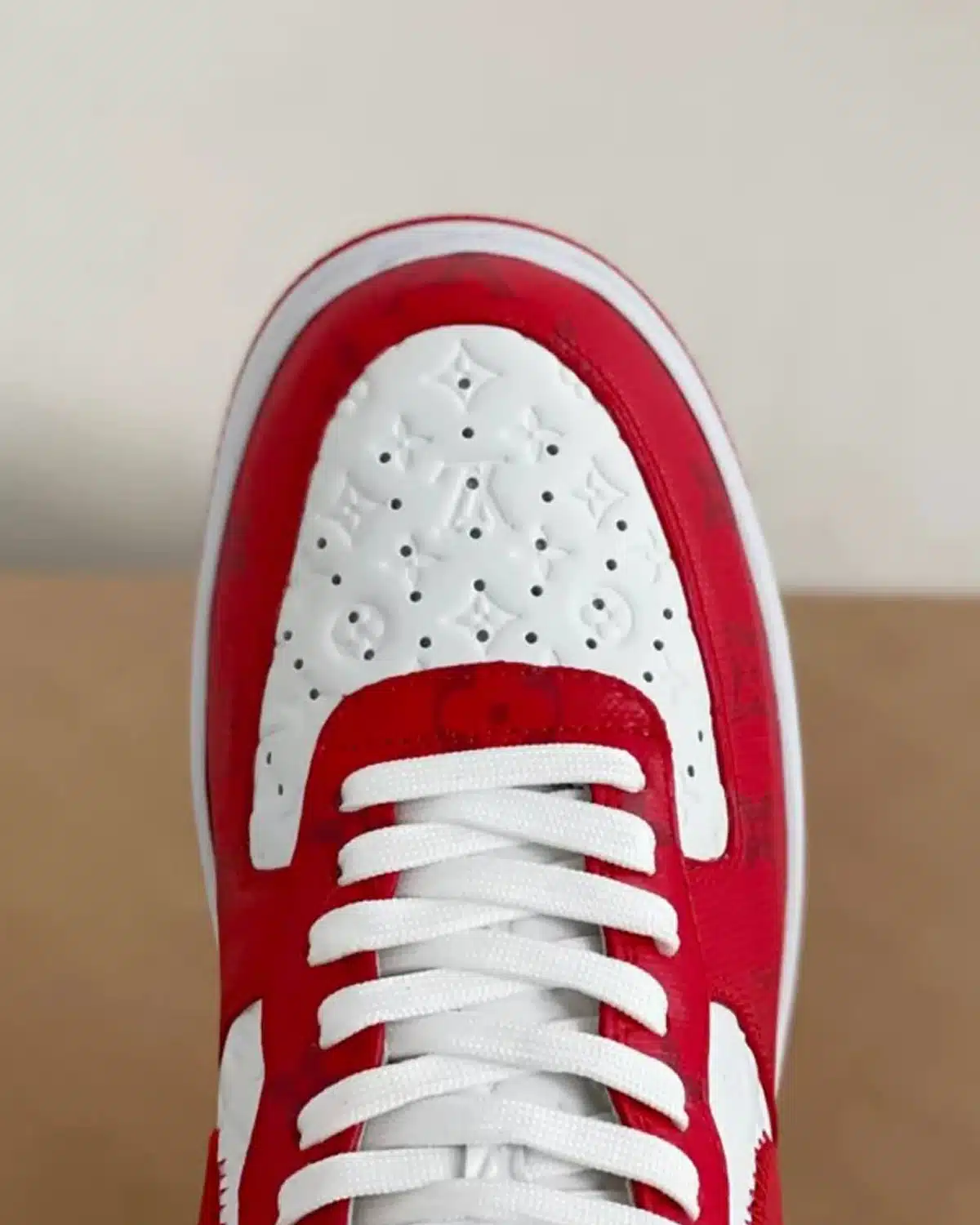louis-vuitton-x-nike-air-force-1-low-virgil-abloh-white-red (3) Kivne Louis Vuitton x Nike Air Force 1 Low ‘Virgil Abloh – White/Red’