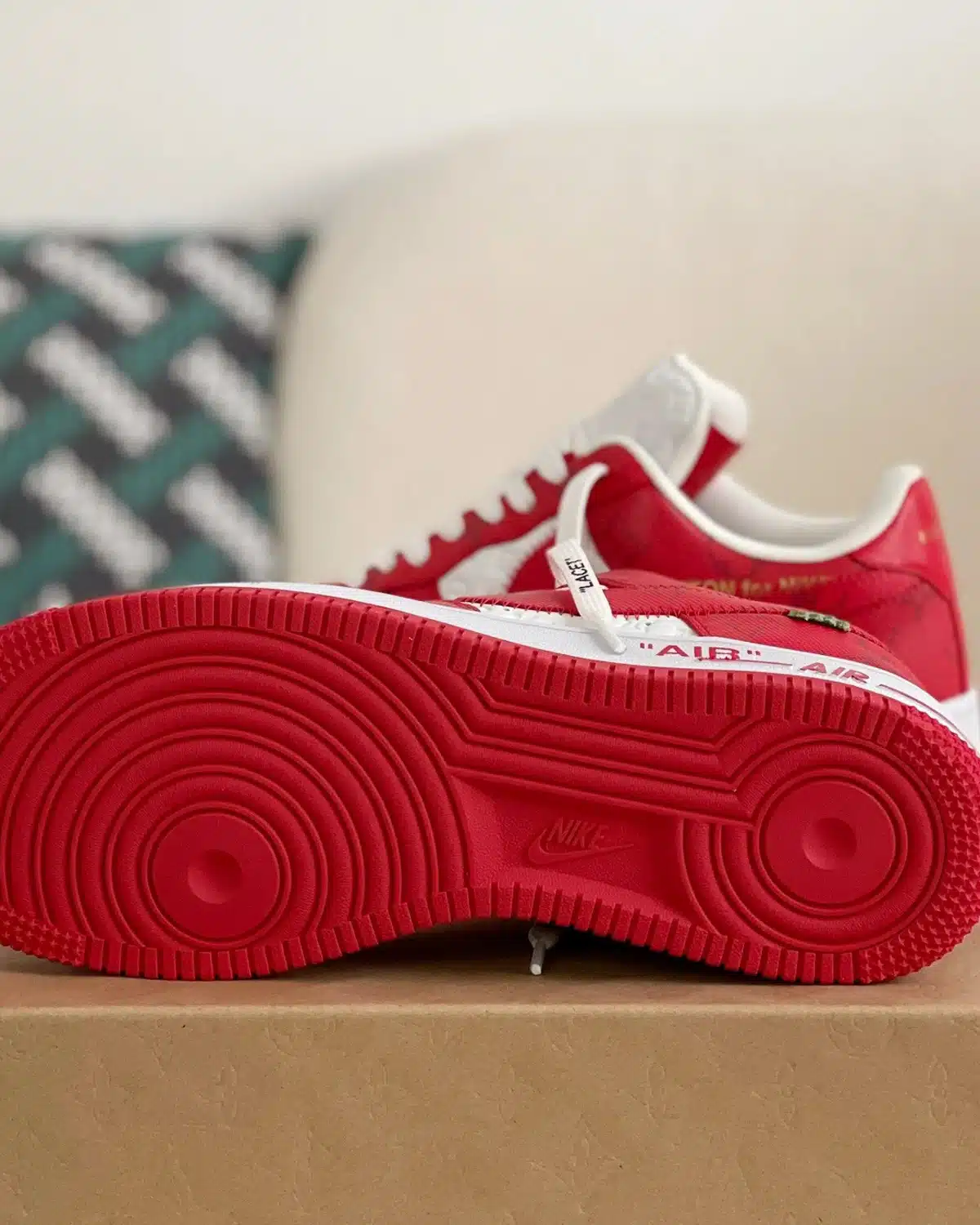 louis-vuitton-x-nike-air-force-1-low-virgil-abloh-white-red (4) Kivne Louis Vuitton x Nike Air Force 1 Low ‘Virgil Abloh – White/Red’