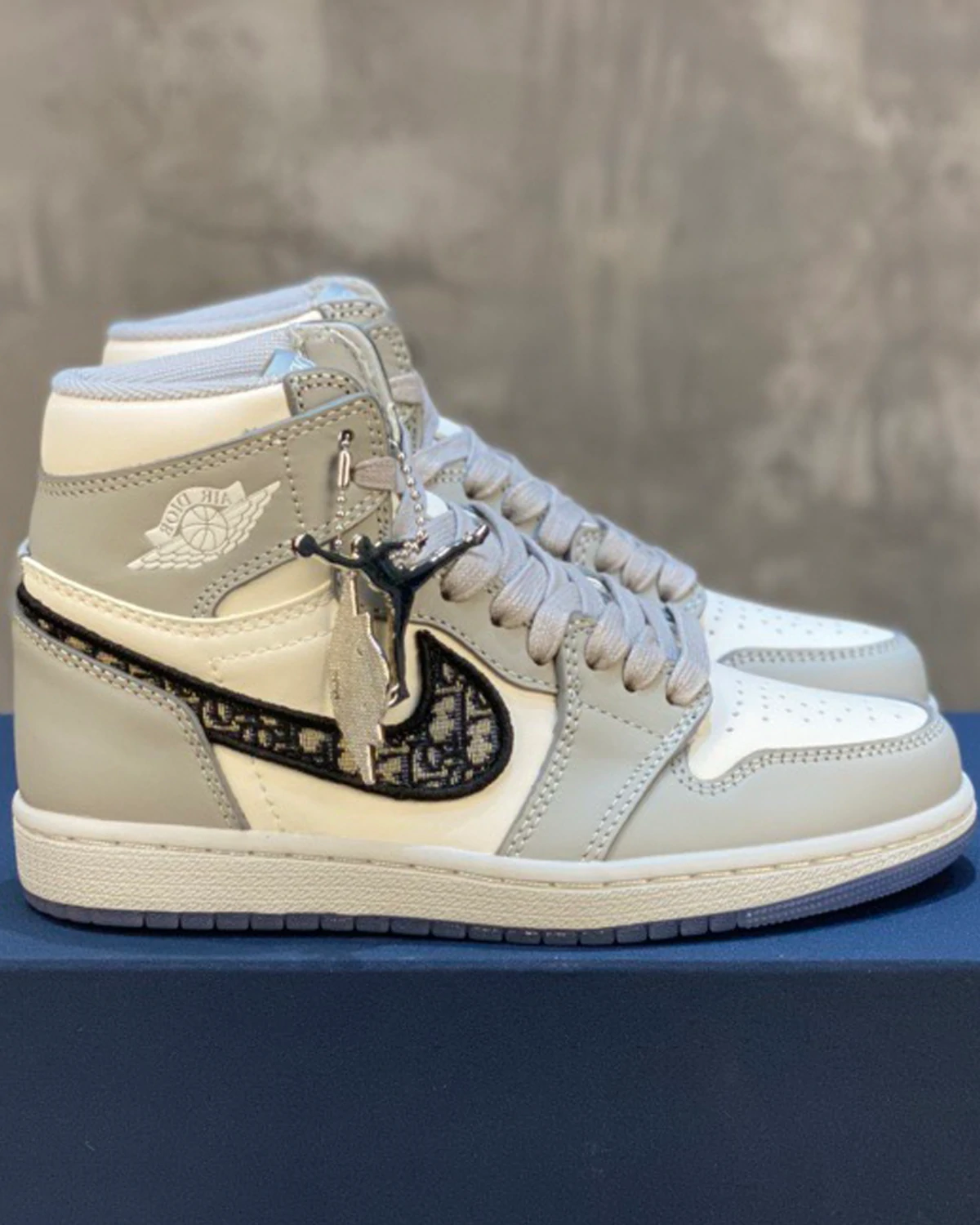 Kivne DIOR x Jordan Air Jordan 1 High Og 'White Wolf Grey'