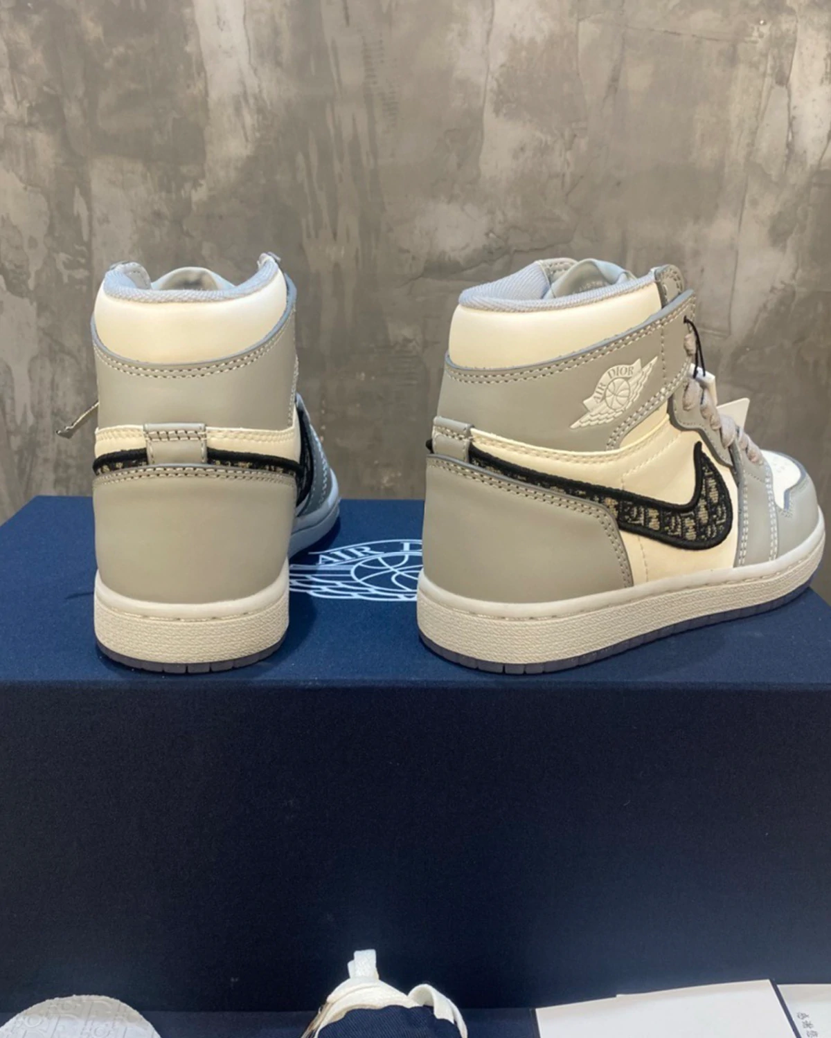 3 Kivne DIOR x Jordan Air Jordan 1 High Og 'White Wolf Grey'