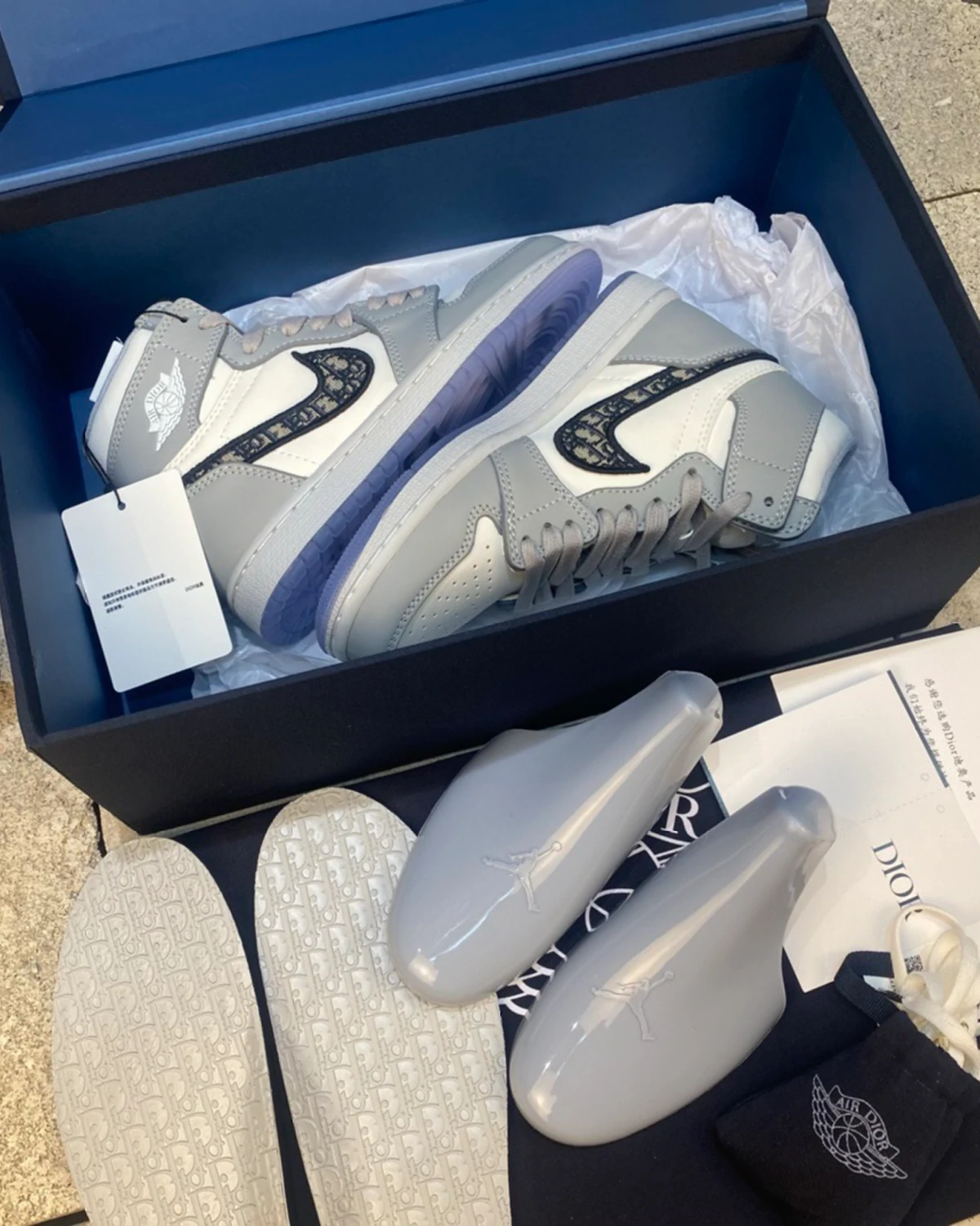 5 Kivne DIOR x Jordan Air Jordan 1 High Og 'White Wolf Grey'