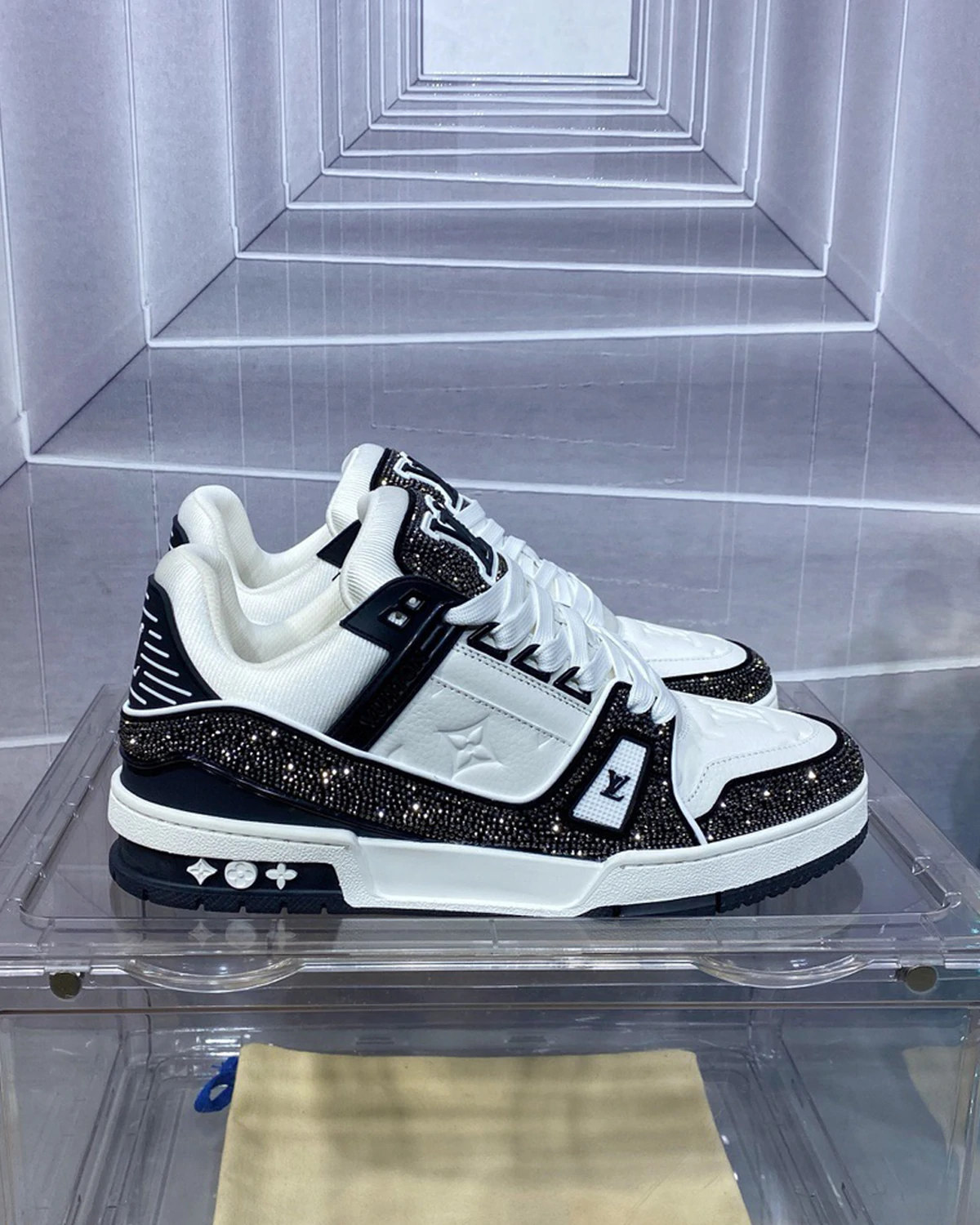 Kivne LV Trainer sports shoes